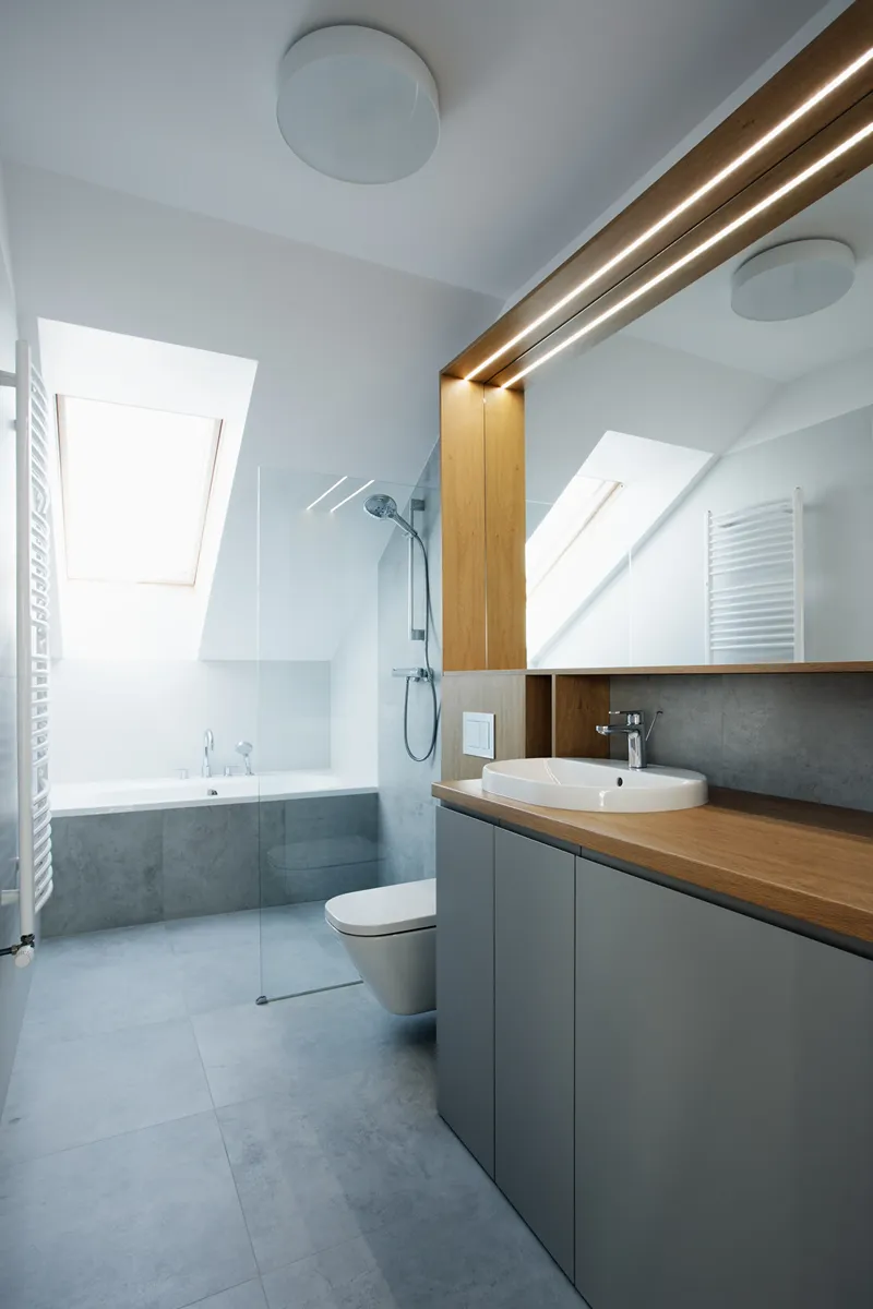 Łazienka z wanną i prysznicem